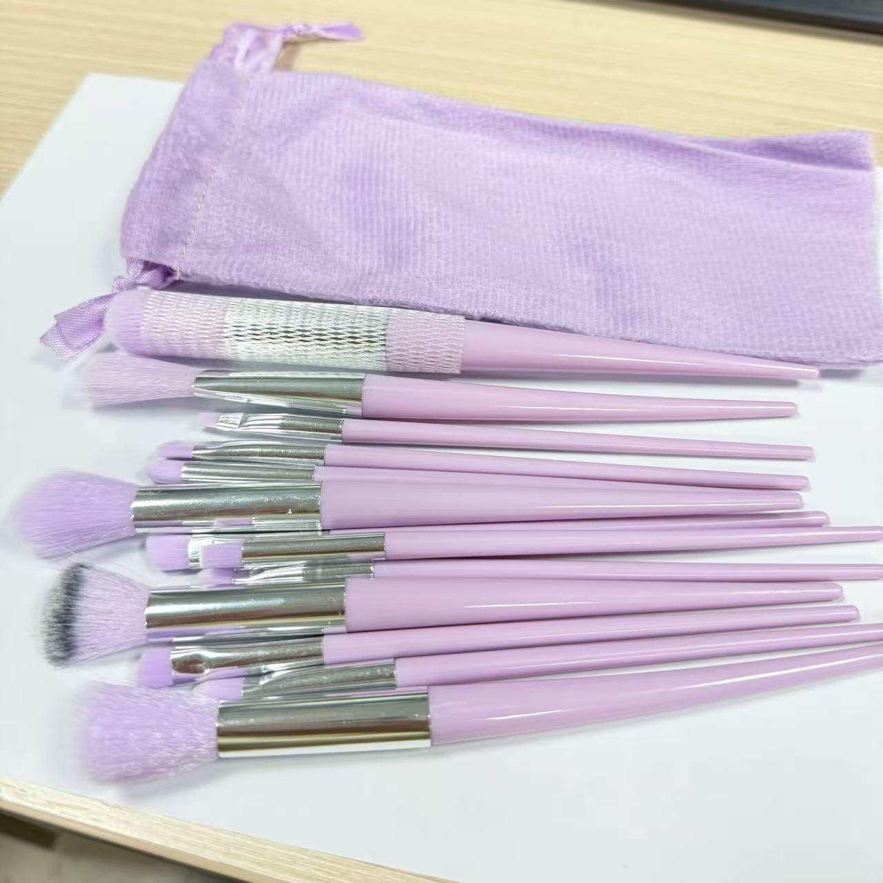 13- Brush Set: Eyeshadow Brushes and Blush BrushesPiece Makeup