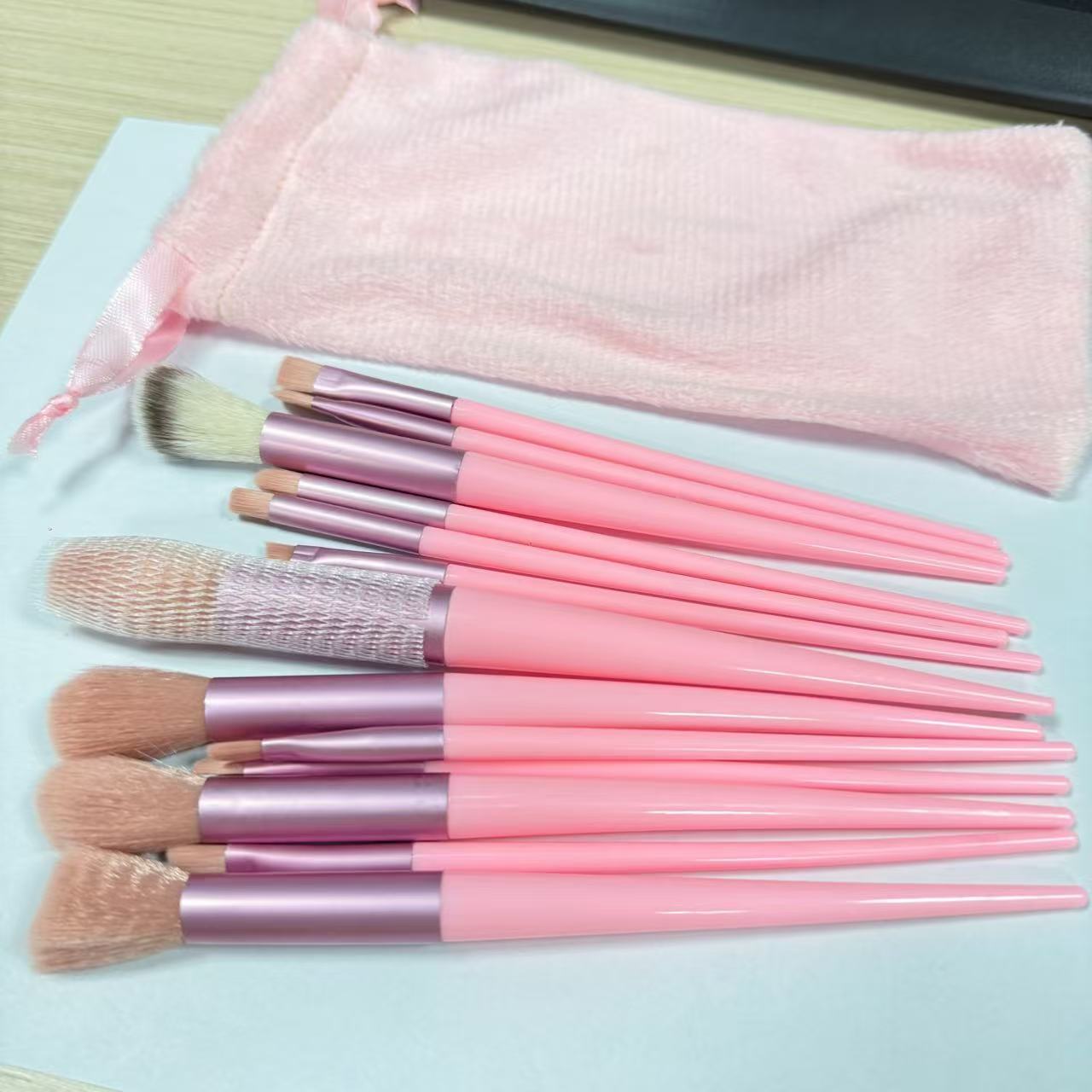 13- Brush Set: Eyeshadow Brushes and Blush BrushesPiece Makeup