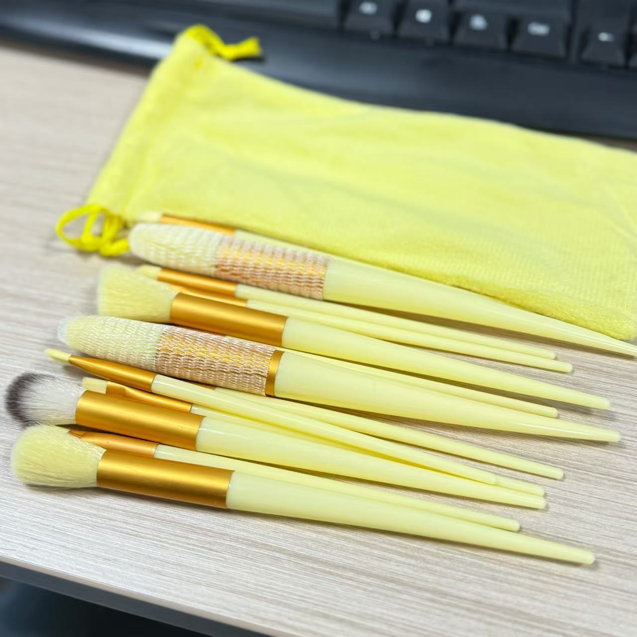 13- Brush Set: Eyeshadow Brushes and Blush BrushesPiece Makeup